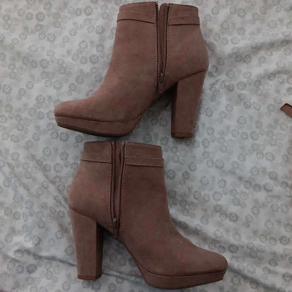 Cute tan suede boots - Picture 3 of 11